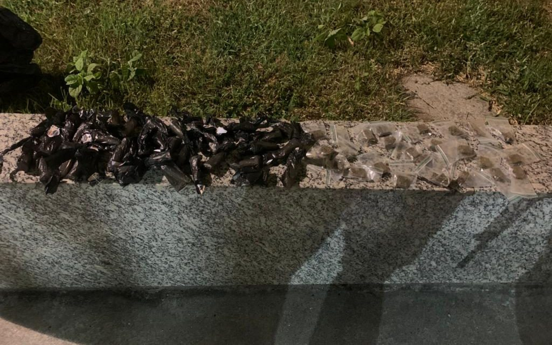  Com o criminoso, a PM arrecadou 40 c&aacute;psulas de coca&iacute;na, 25 buchas de maconha e R$ 70 em esp&eacute;cie - Letycia Rocha (RC24h)