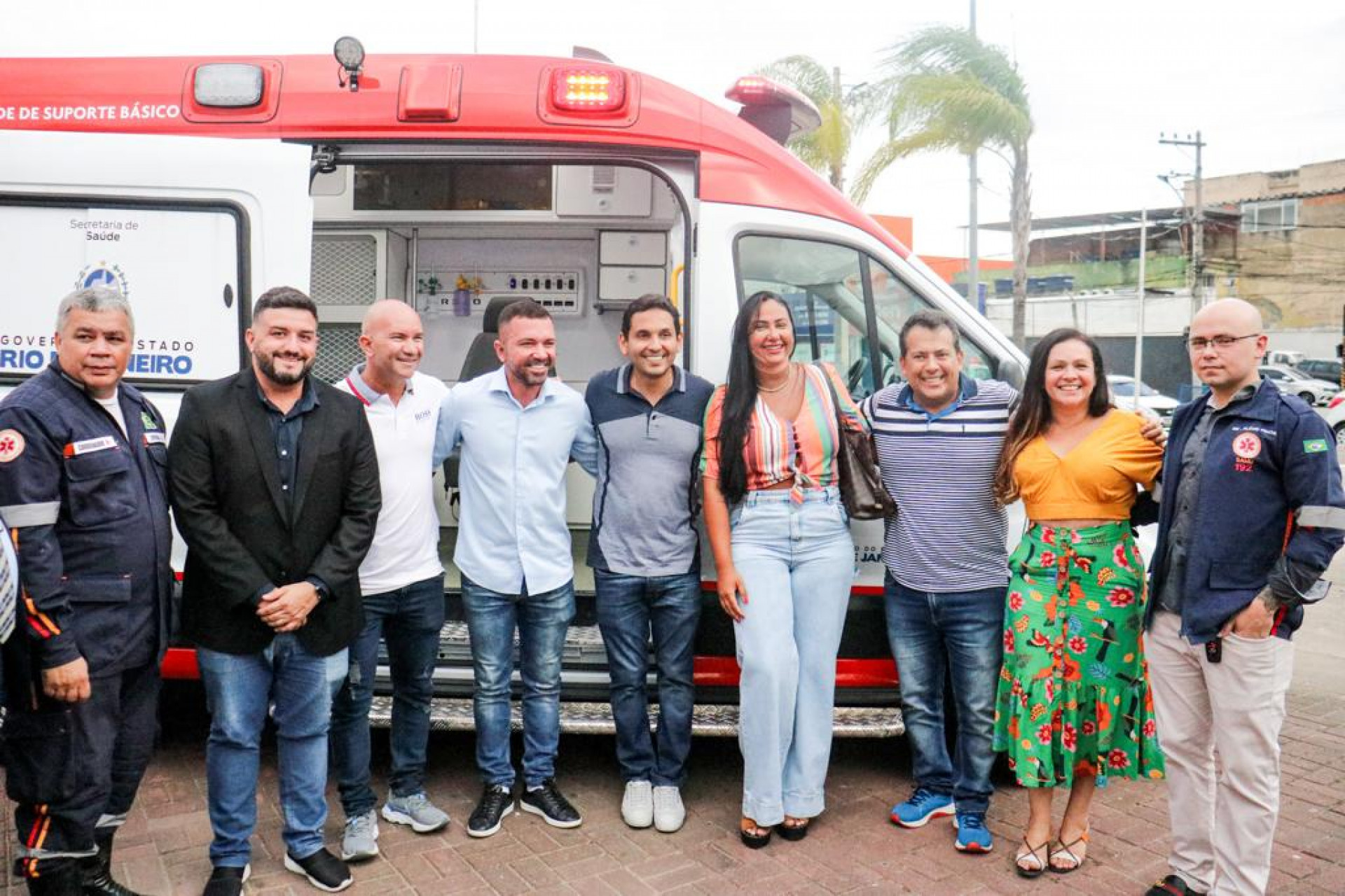 O prefeito Abra&atilde;ozinho, acompanhado do deputado federal Ricardo Abr&atilde;o, do deputado estadual Rafael Nobre, da secret&aacute;ria municipal de Sa&uacute;de, Lenise Monteiro e vereadores, ao lado das novas ambul&acirc;ncias do SAMU  - Divulga&ccedil;&atilde;o / PMN