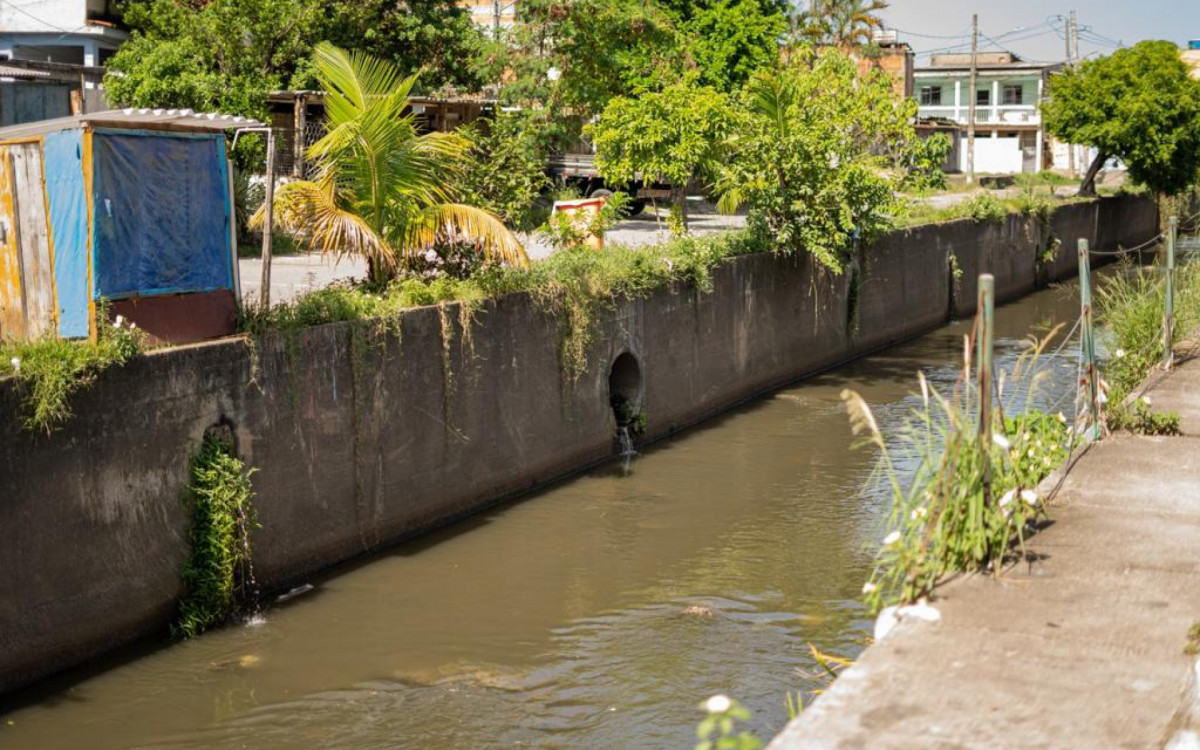 O INEA iniciará na próxima semana um trabalho de desassoreamento e limpeza do rio, no trecho do Paiol até a linha férrea, que diminuirá os problemas de transbordamento