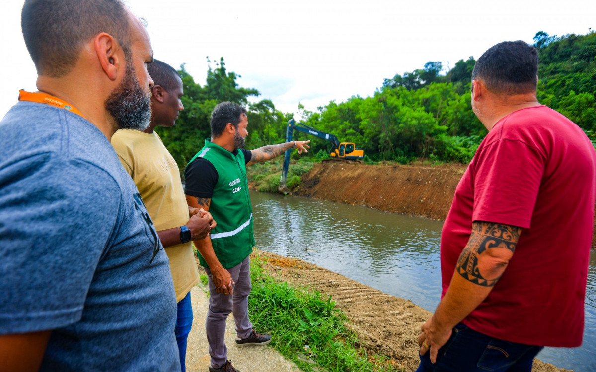 Secret&aacute;rio Tuninho Medeiros acompanha de perto a dragagem do rio Botas