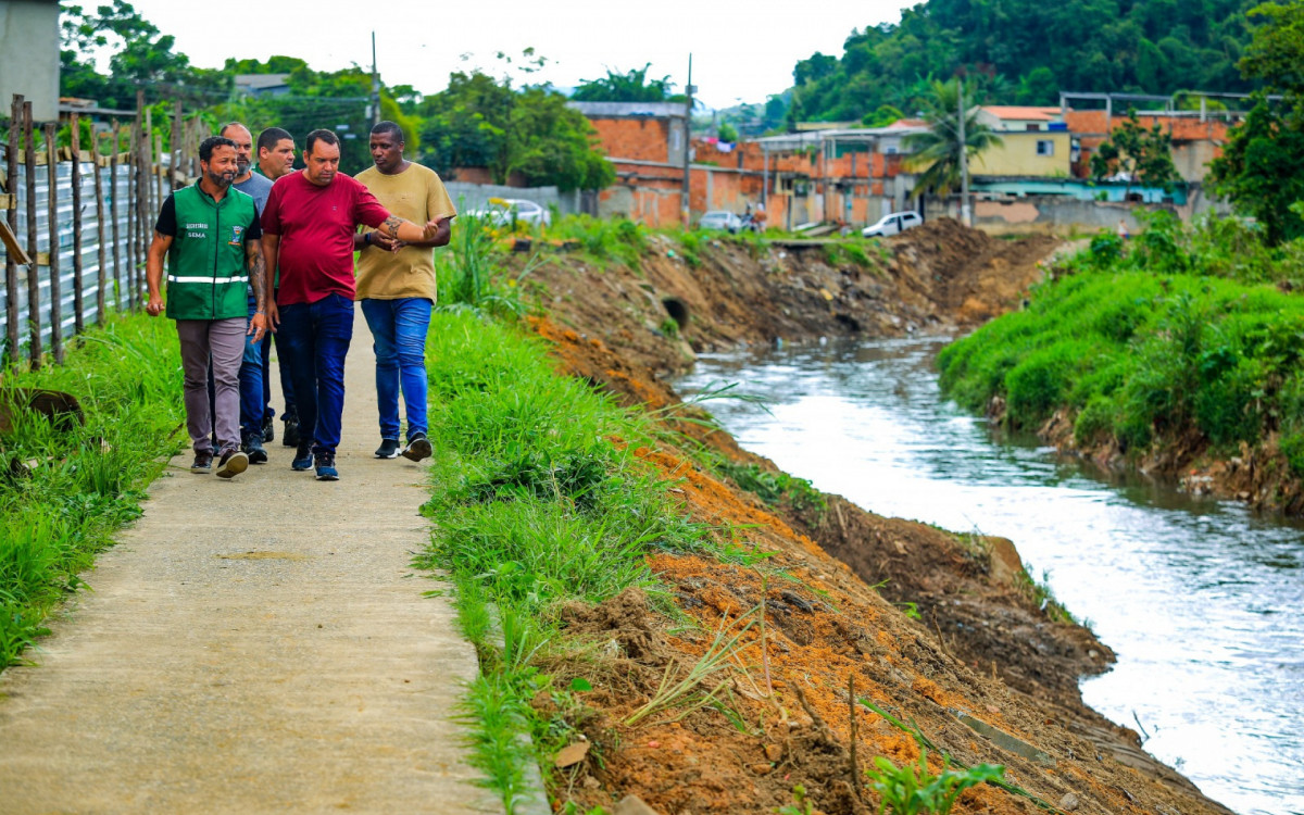 O Inea est&aacute; dragando e desassoreando as margens do Rio Botas