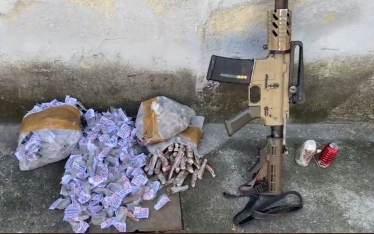 Fuzil, artefatos explosivos e drogas foram apreendidos durante ocupa&ccedil;&atilde;o da PM na Chacrinha