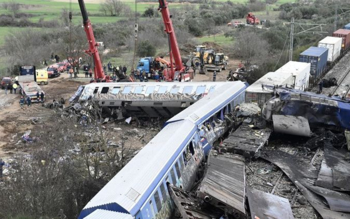Acidente aconteceu ente um trem de passageiros e um comboio de carga - AFP