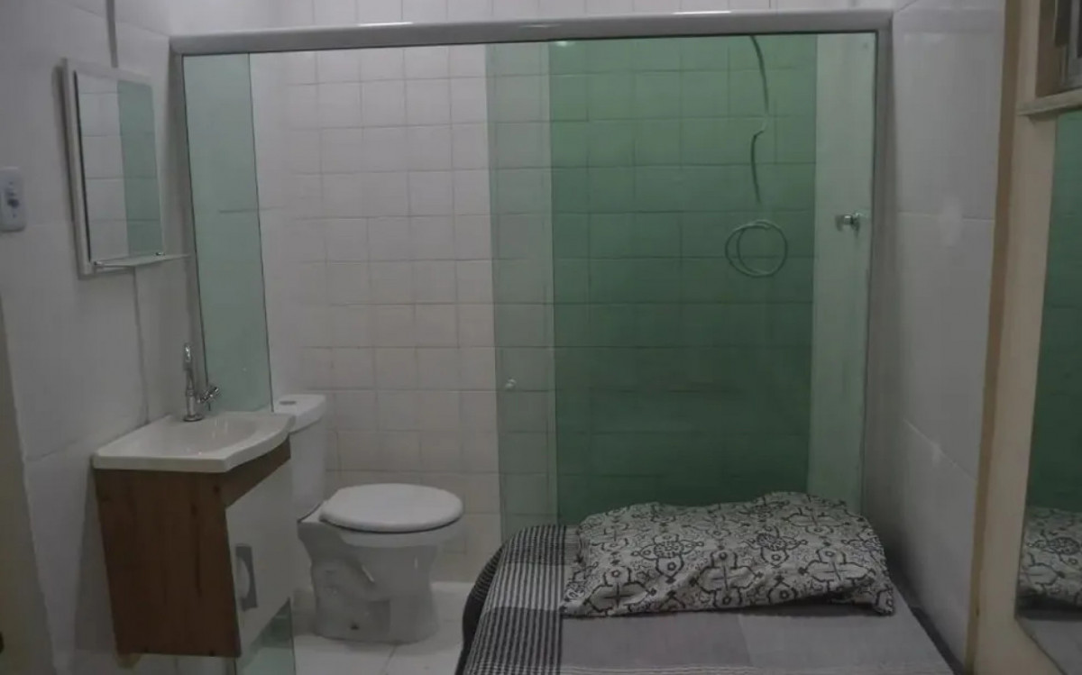 Apartamento viralizou por ter cama dentro do banheiro - Reprodu&ccedil;&atilde;o / M&iacute;dias Sociais