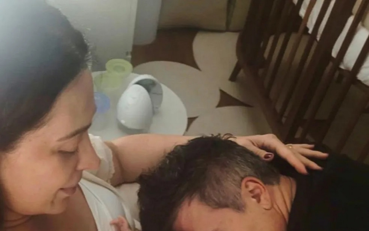 Claudia Raia ao lado do marido, Jarbas Homem de Mello e de Luca, seu filho ca&ccedil;ula