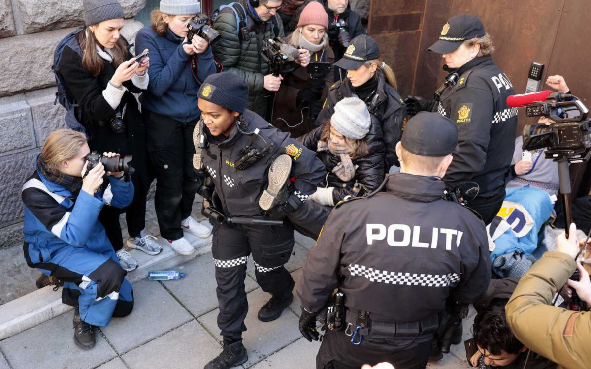 Ativista sueca Greta Thunberg se juntou a manifestação no domingo (26)