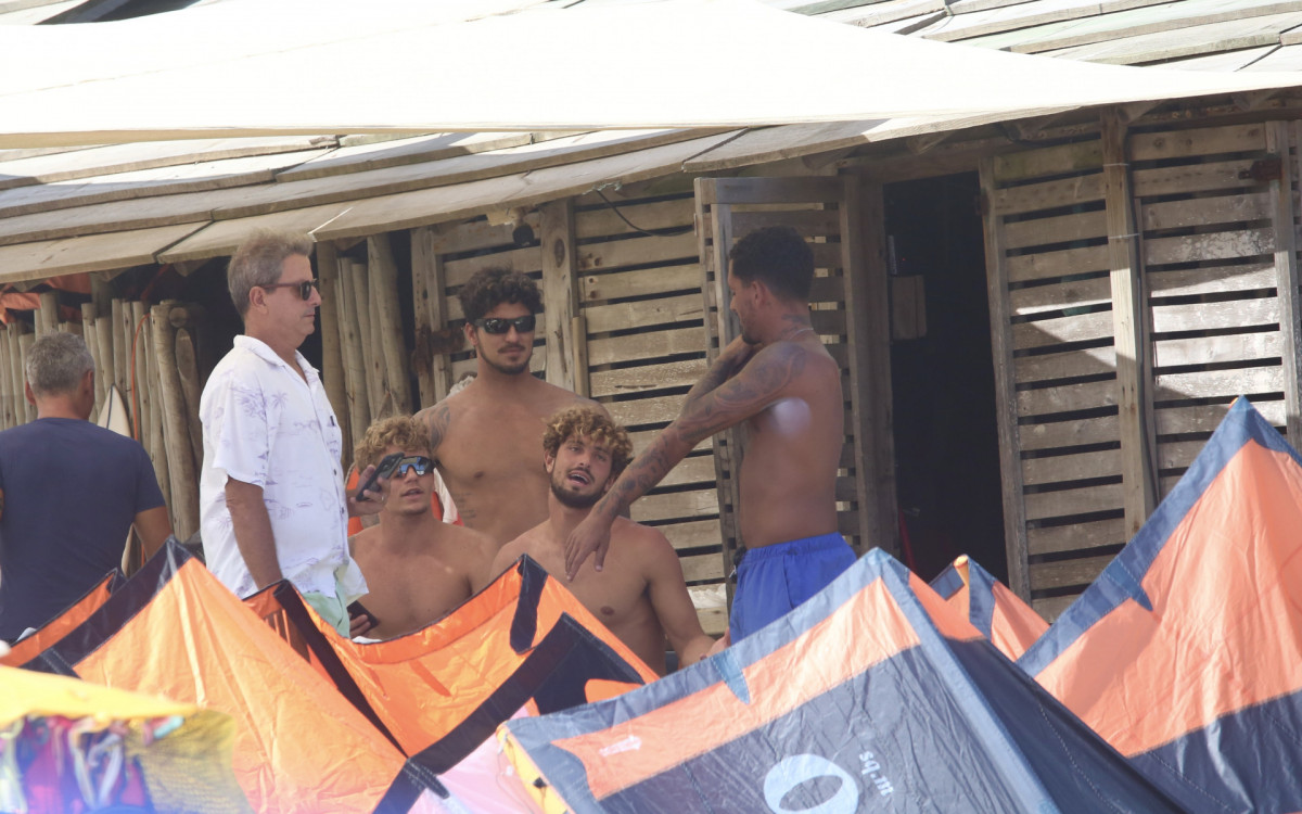 Gabriel Medina curtiu dia na praia com amigos 