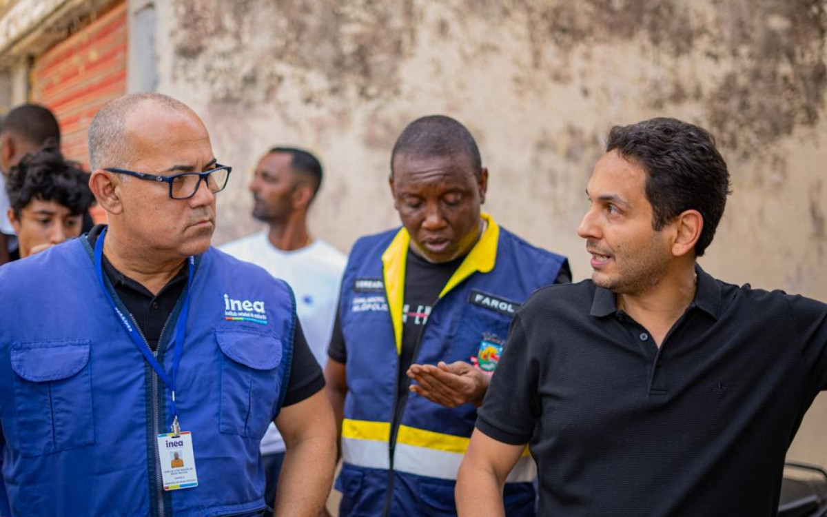 O gerente do INEA, Carlos Ramos, o vereador Farol, e o prefeito Abraãozinho na visita técnica no Rio Pavuna