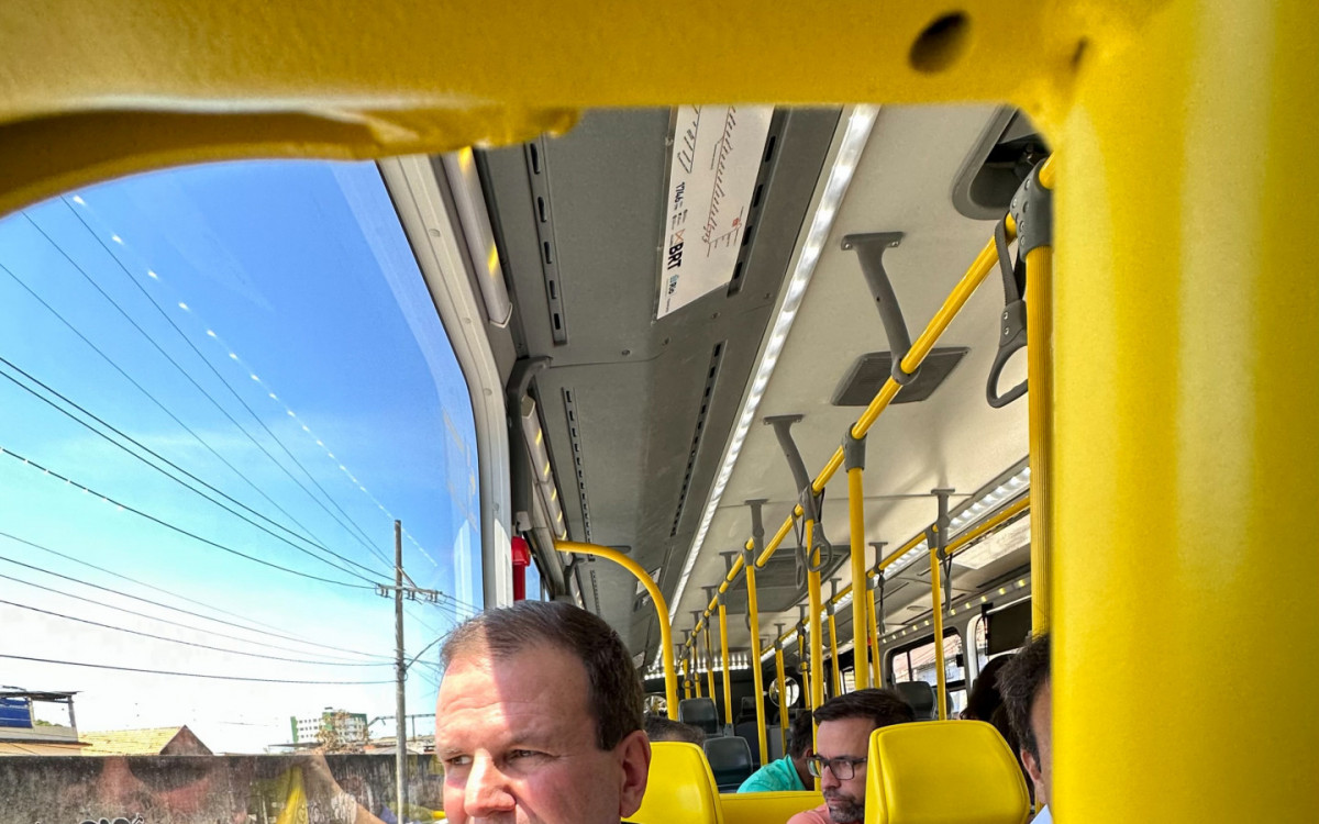 Eduardo Paes celebra a entrega de 110 novos ônibus do BRT - Divulgação