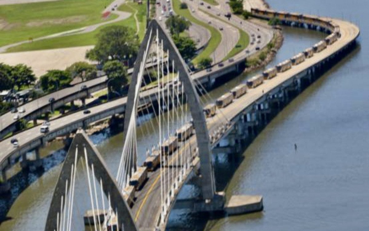 Eduardo Paes celebra a entrega de 110 novos ônibus do BRT - Divulgação