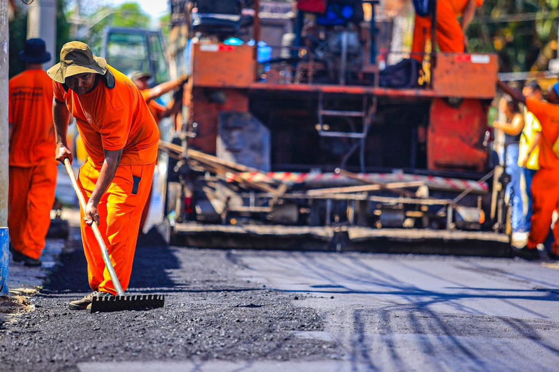 No total, a Prefeitura est&aacute; utilizando mais de 1.500 toneladas de asfalto nas ruas do bairro Heli&oacute;polis - Rafael Barreto / PMBR