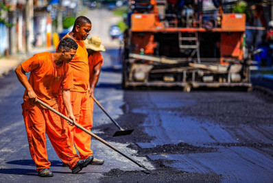 Ruas do bairro de Heliópolis recebem mais de 1.500 toneladas de asfalto em Belford Roxo