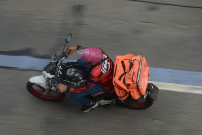 Trabalho por aplicativo será regulamentado este semestre, diz ministro