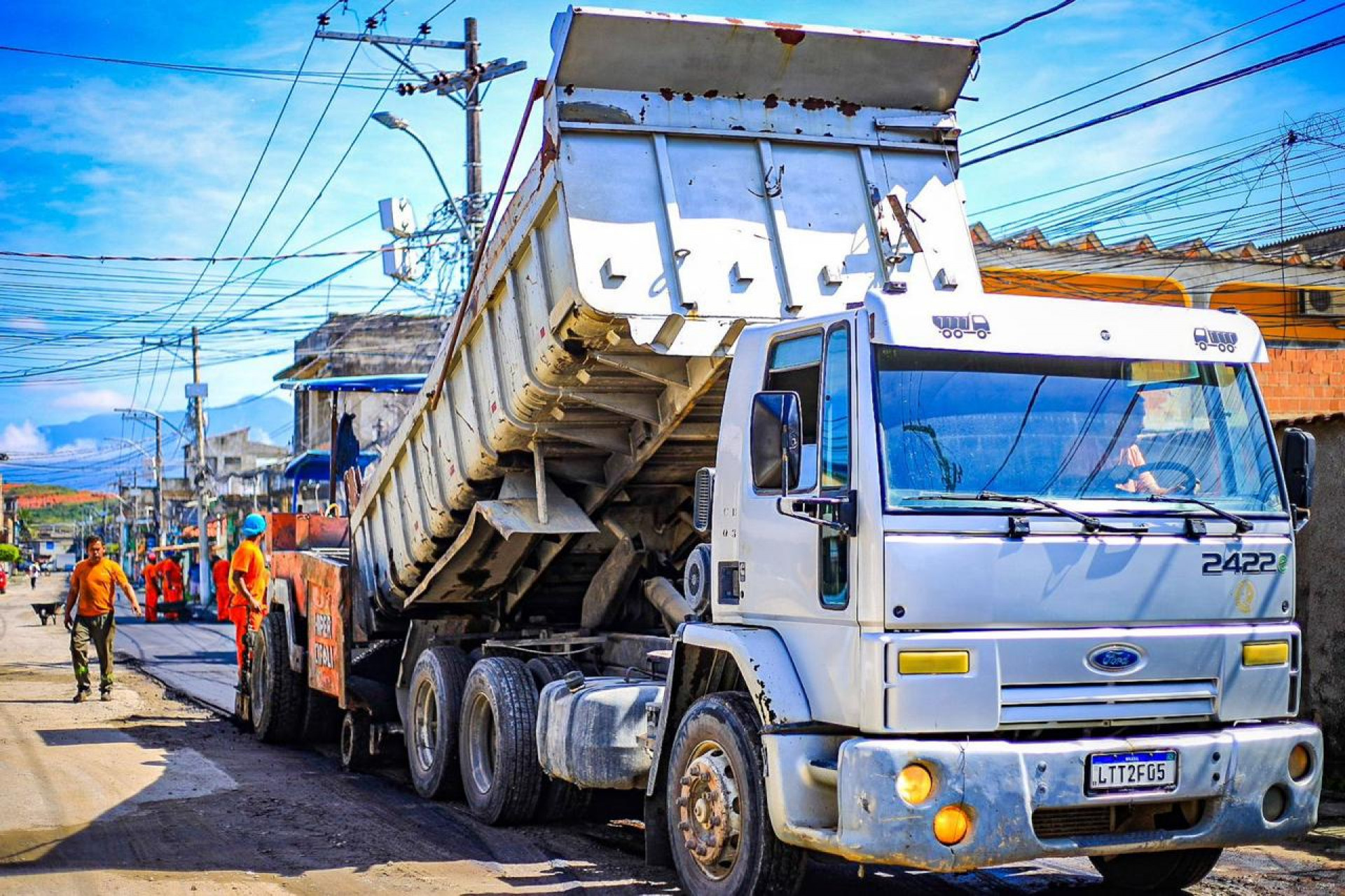 O asfalto est&aacute; sendo aplicado em cada de Heli&oacute;polis que j&aacute; foi drenada - Rafael Barreto / PMBR