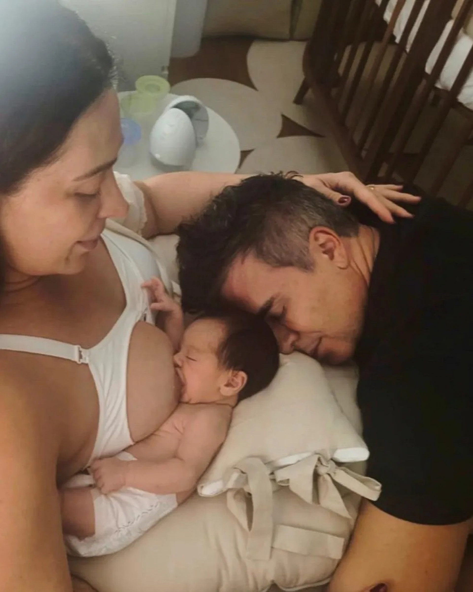 Claudia Raia ao lado do marido, Jarbas Homem de Mello e de Luca, seu filho caçula - Reprodução / Instagram