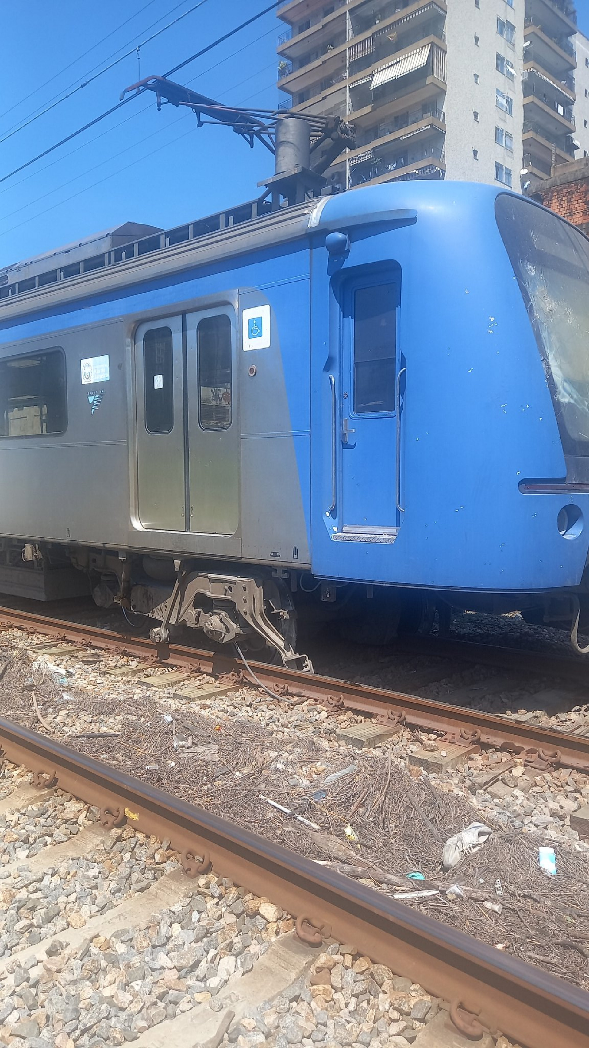 Trem da SuperVia descarrilhou por volta das 14h desta quarta-feira - Reprodução/Redes Sociais