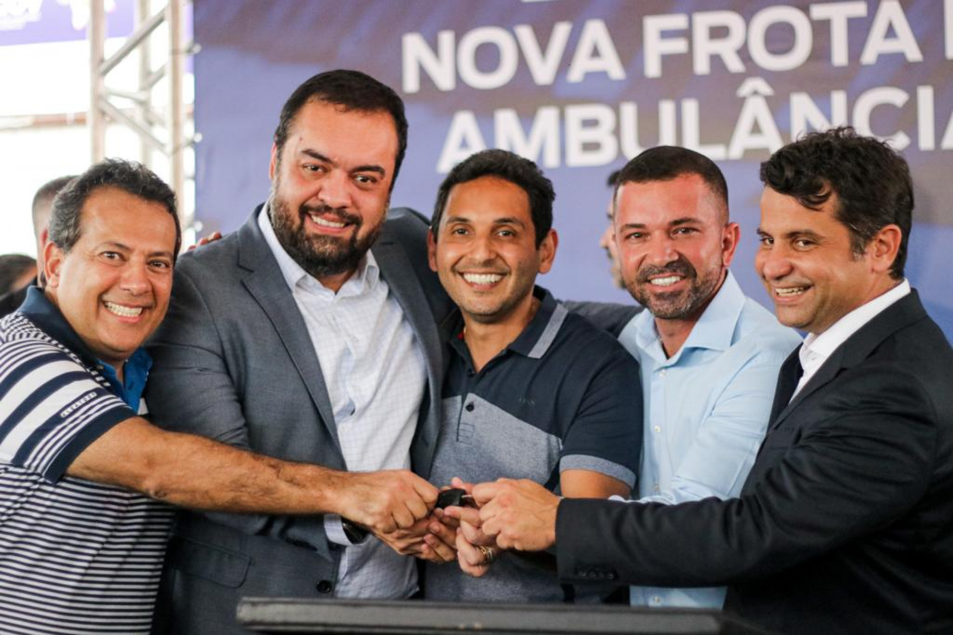 O deputado federal Ricardo Abr&atilde;o; governador Cl&aacute;udio Castro; prefeito Abra&atilde;ozinho; deputado estadual Rafael Nobre; e o secret&aacute;rio de estado de Sa&uacute;de, Dr. Luizinho, na entrega das chaves das novas ambul&acirc;ncias do SAMU - Felipe Santos / PMN