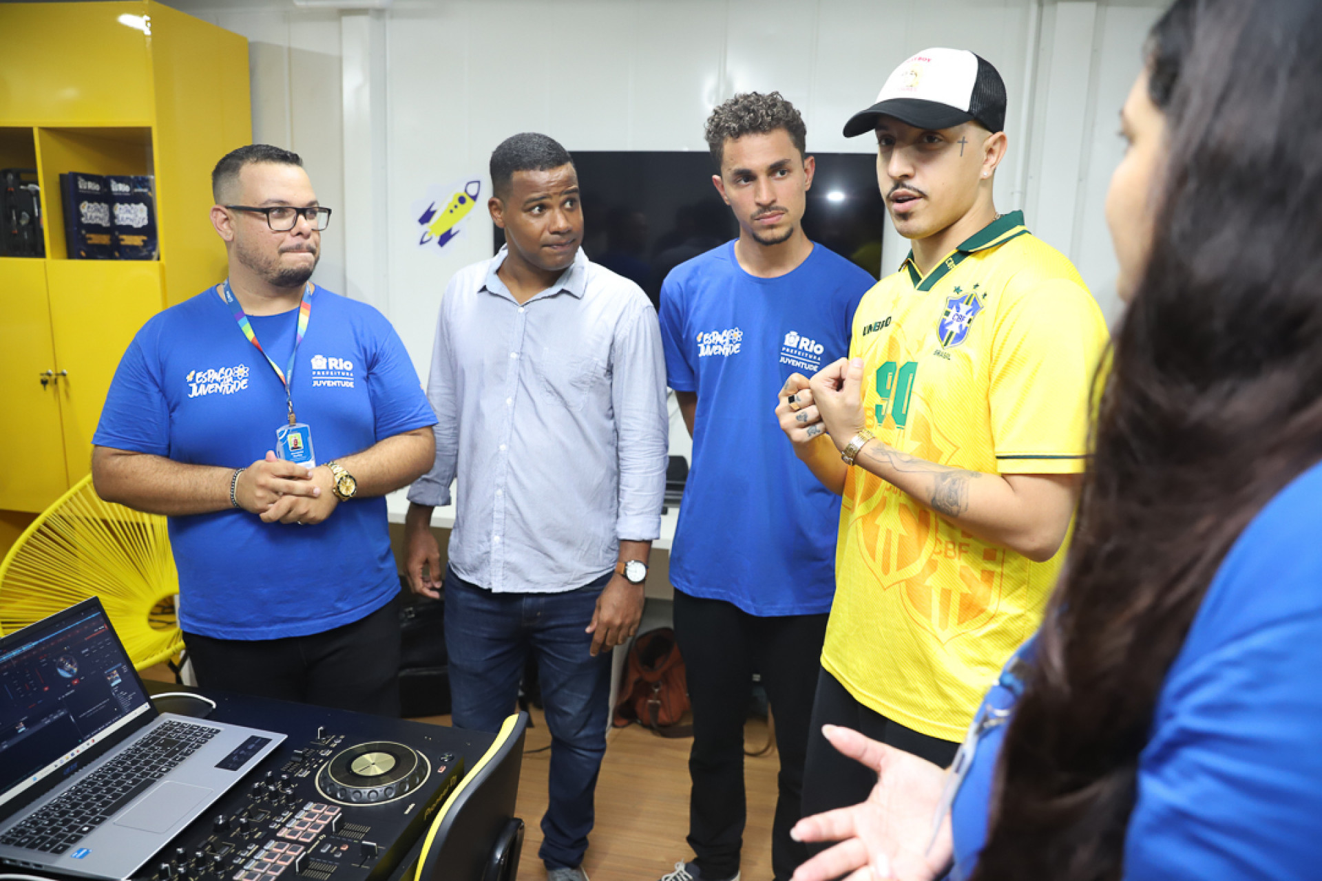 O rapper Delacruz, um dos grandes nomes rap nacional, nascido em Vigário Geral, participou da inauguração - Laryssa Lomenha / JUVRio