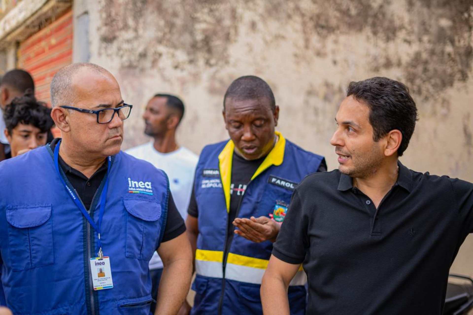 O gerente do INEA, Carlos Ramos, o vereador Farol, e o prefeito Abra&atilde;ozinho na visita t&eacute;cnica no Rio Pavuna - Thiago Henrique / PMN