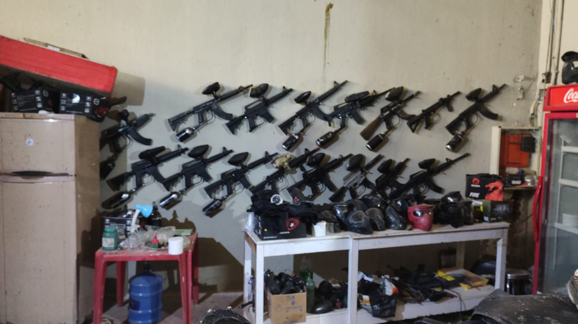 No local, onde também havia prática de "paintball", foram encontrados 24 simulacros de arma - Divulgação/ Subprefeitura do Centro