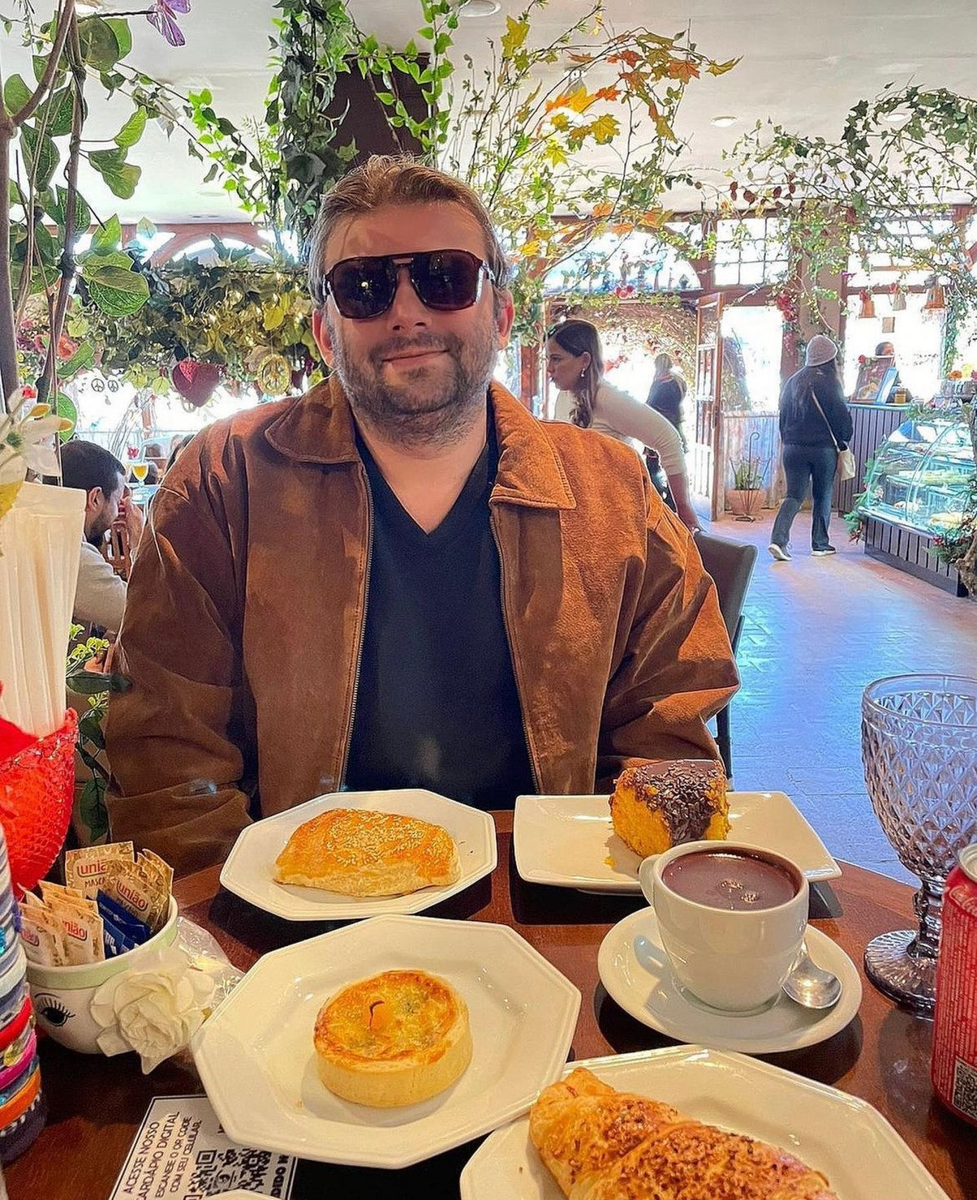 Constantemente, Bruno Roxo publicava em seu perfil no Instagram fotos em restaurantes bons e caros em diversos lugares do Rio e do Brasil - Reprodução