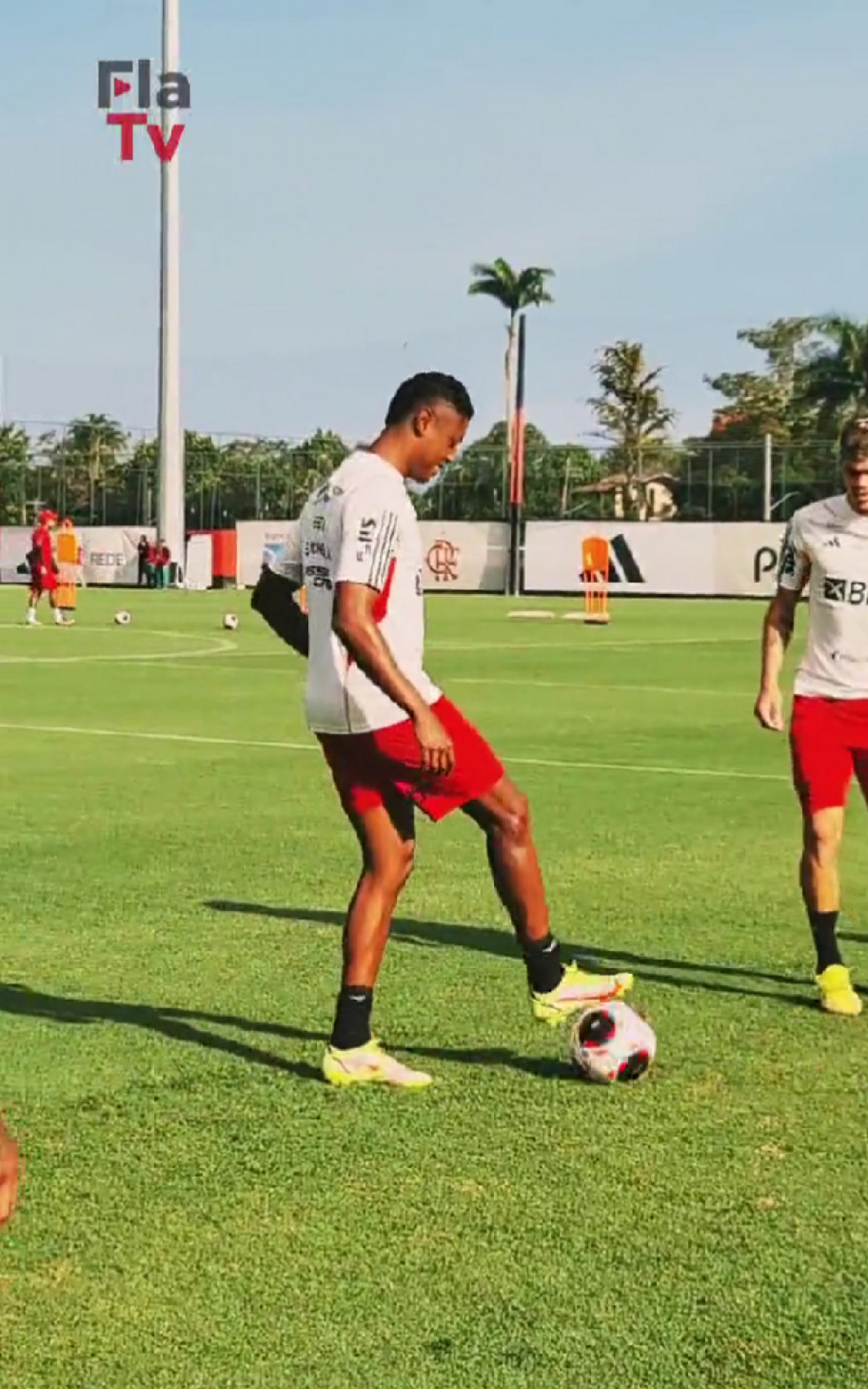 Bruno Henrique Recebe Alta Médica E Treina Com O Grupo Do Flamengo ...