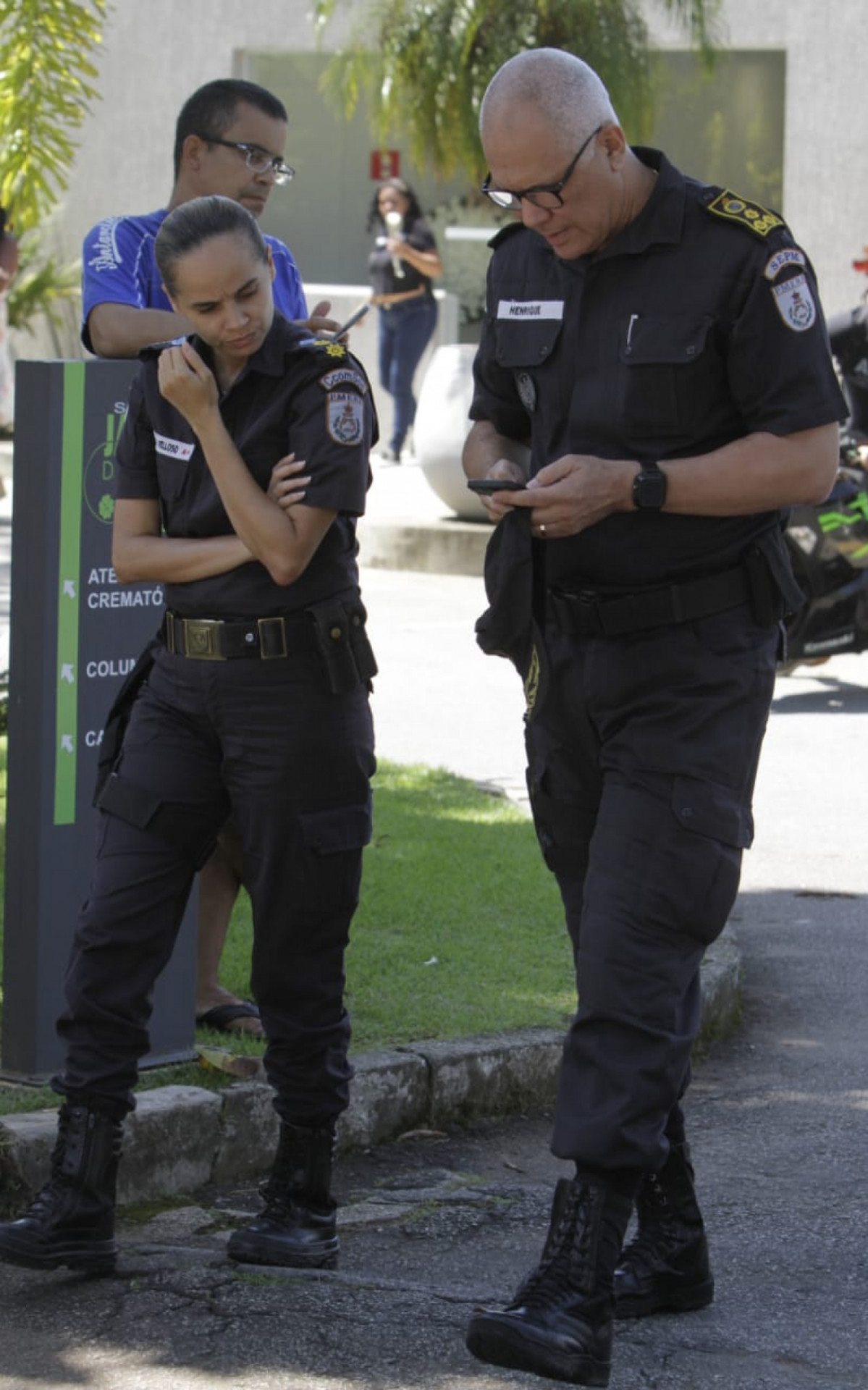 O enterro do PM Jefferson Allan contou com a presença de familiares, amigos, policiais militares e do Secretário da PM Luiz Henrique Marinho
 - Marcos Porto/Agência O DIA