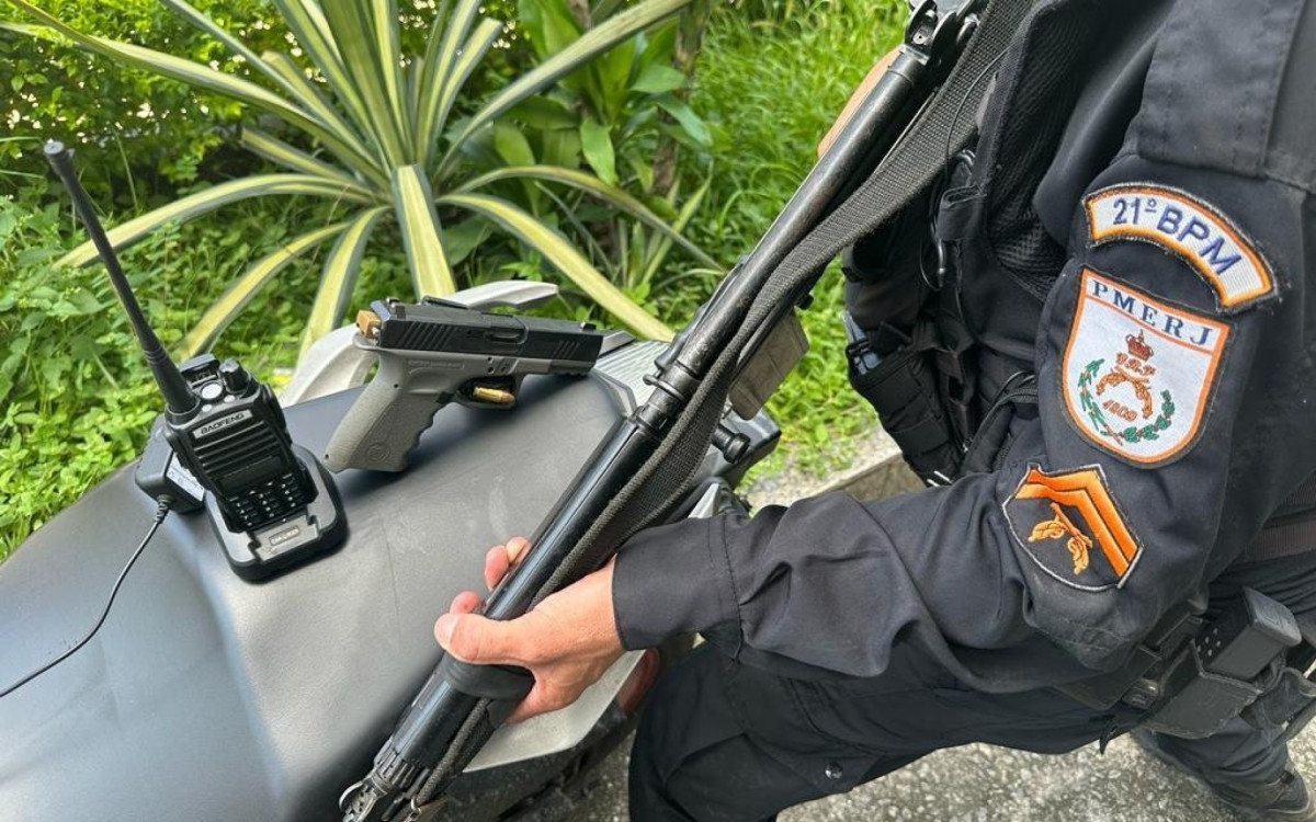 Uma pistola, um r&aacute;dio transmissor e uma motocicleta foram apreendidos
