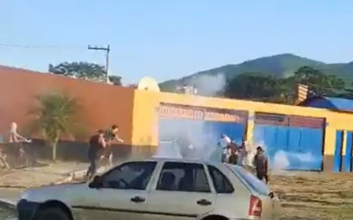 Briga entre torcidas marca o jogo da Copa do Brasil, em Nova Igua&ccedil;u