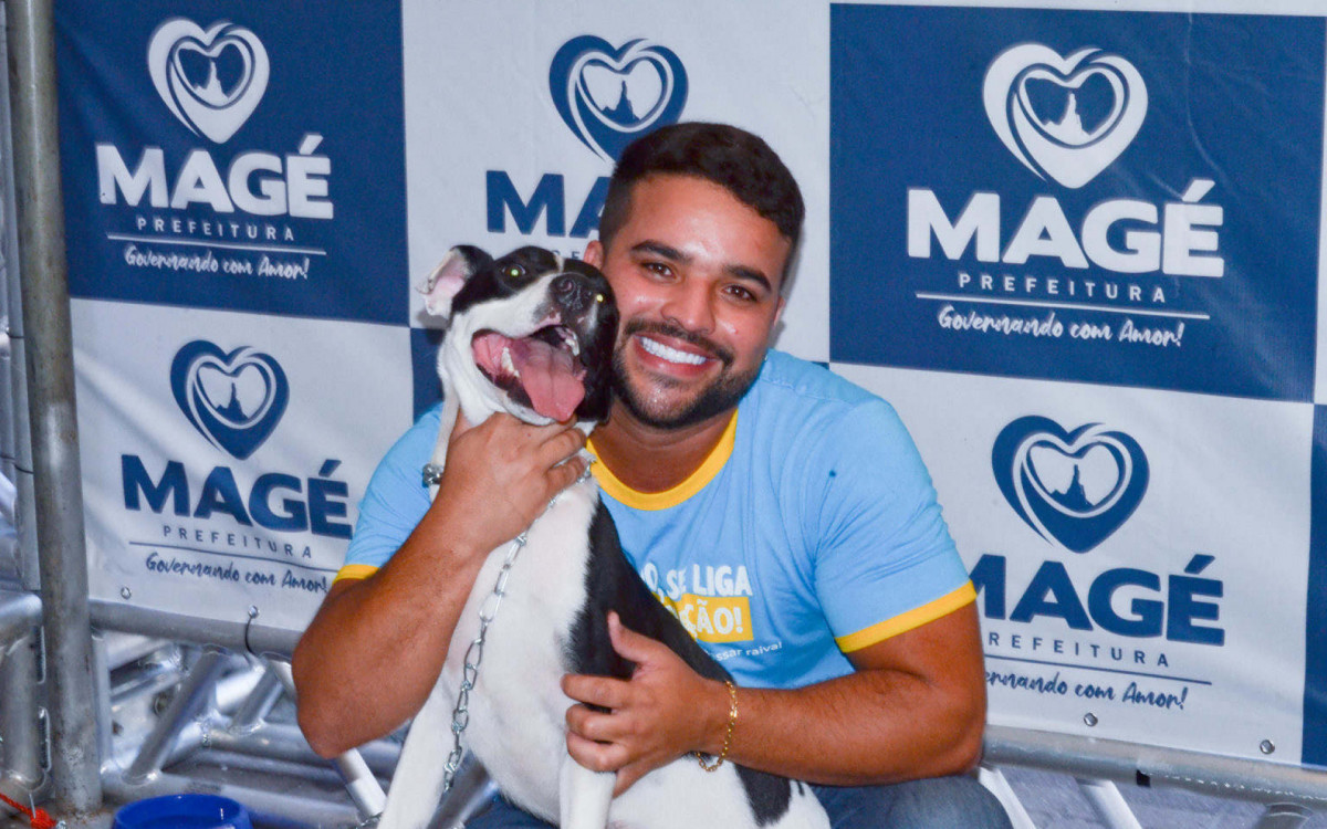 Feira de ado&ccedil;&atilde;o de animais em Mag&eacute;