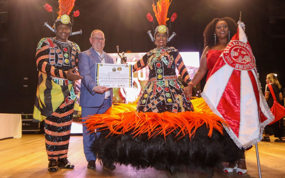 Segundo casal de Mestre Sala e Porta Bandeira e o presidente Andr&eacute; Vaz