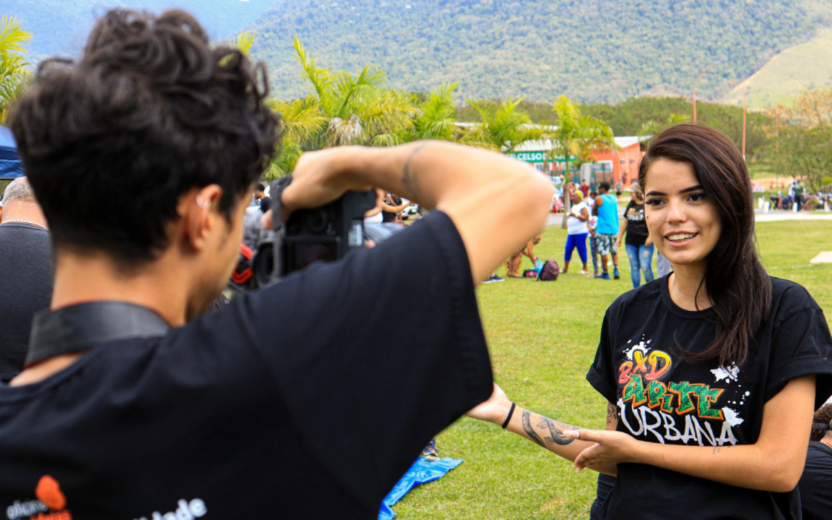 O videomaker Mateus Carvalho, em a&ccedil;&atilde;o no registro do BAU do Parqu&eacute; Municipal Gericin&oacute;, &eacute; um dos artistas que poder&atilde;o participar dos editais 