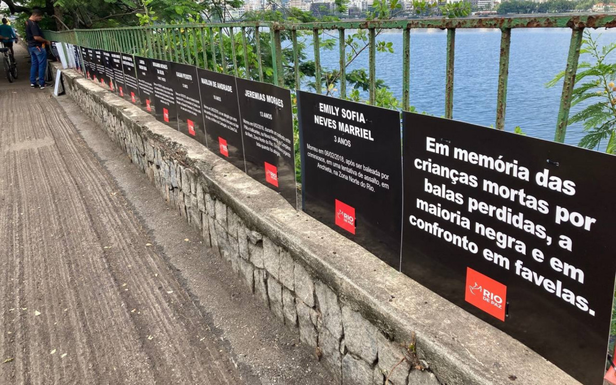 ONG Rio de Paz homenageia policiais e crian&ccedil;as v&iacute;timas da viol&ecirc;ncia do Rio com placas na Lagoa