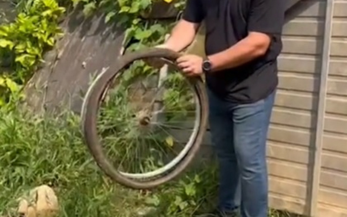 O aro da bicicleta usada na tentativa do homic&iacute;dio foi recuperada pelos policiais