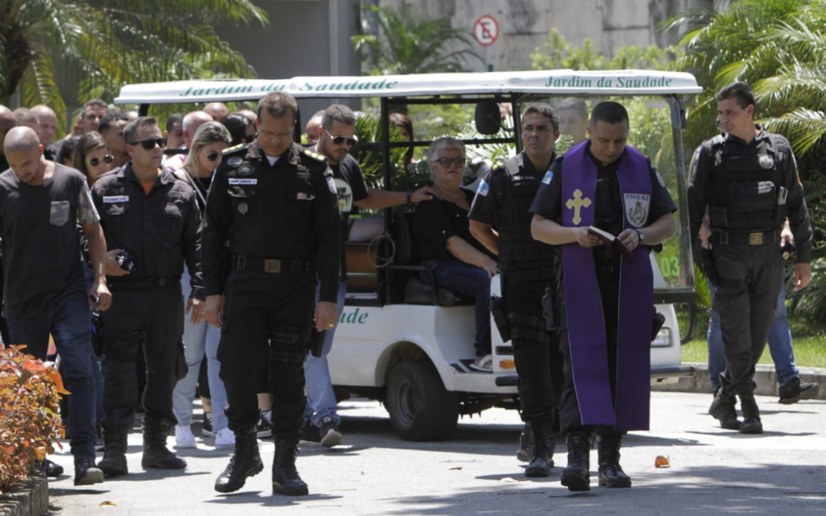 O enterro do PM Jefferson Allan contou com a presença de familiares, amigos, policiais militares e do Secretário da PM Luiz Henrique Marinho
 - Marcos Porto/Agência O DIA