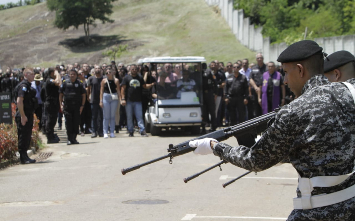 O enterro do PM Jefferson Allan contou com a presença de familiares, amigos, policiais militares e do Secretário da PM Luiz Henrique Marinho
 - Marcos Porto/Agência O DIA