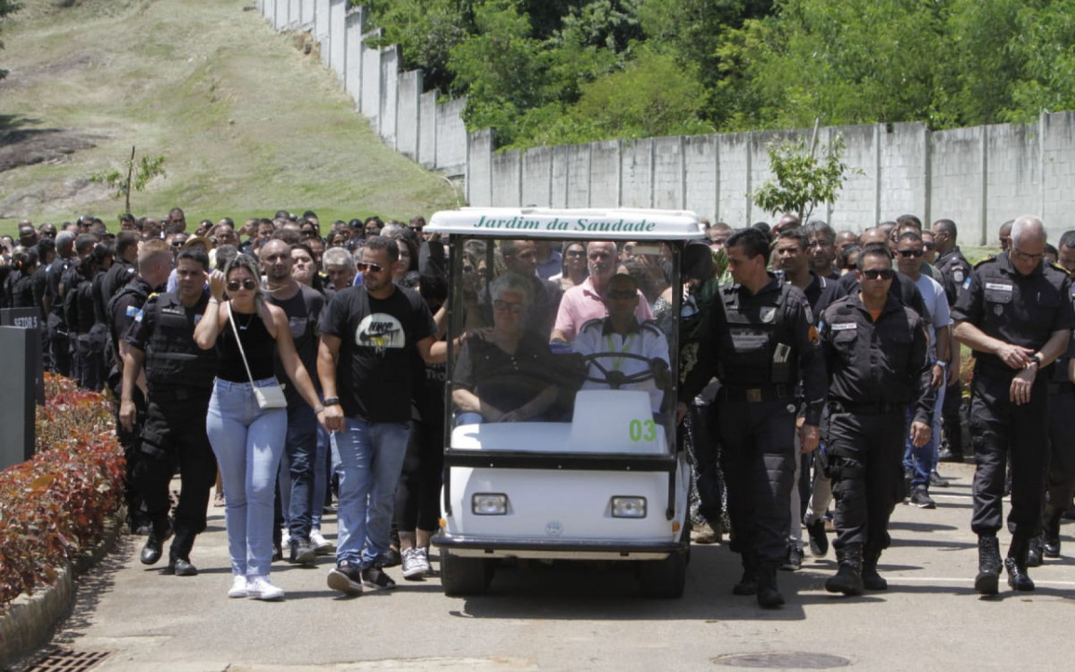O enterro do PM Jefferson Allan contou com a presença de familiares, amigos, policiais militares e do Secretário da PM Luiz Henrique Marinho
 - Marcos Porto/Agência O DIA