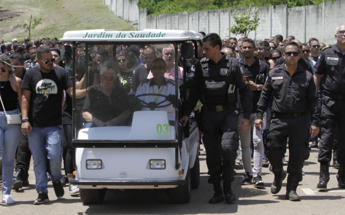 O enterro do PM Jefferson Allan contou com a presença de familiares, amigos, policiais militares e do Secretário da PM Luiz Henrique Marinho
 - Marcos Porto/Agência O DIA
