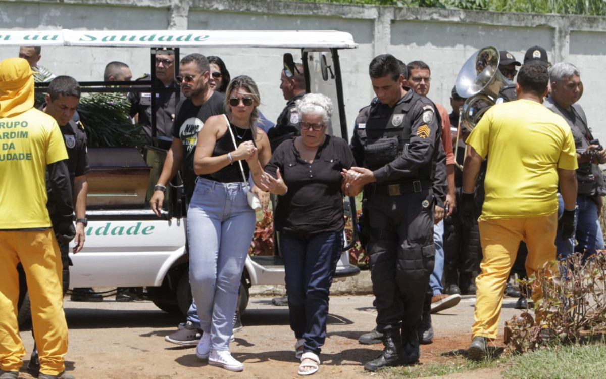 O enterro do PM Jefferson Allan contou com a presença de familiares, amigos, policiais militares e do Secretário da PM Luiz Henrique Marinho
 - Marcos Porto/Agência O DIA