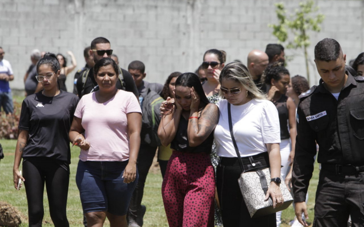 O enterro do PM Jefferson Allan contou com a presença de familiares, amigos, policiais militares e do Secretário da PM Luiz Henrique Marinho
 - Marcos Porto/Agência O DIA