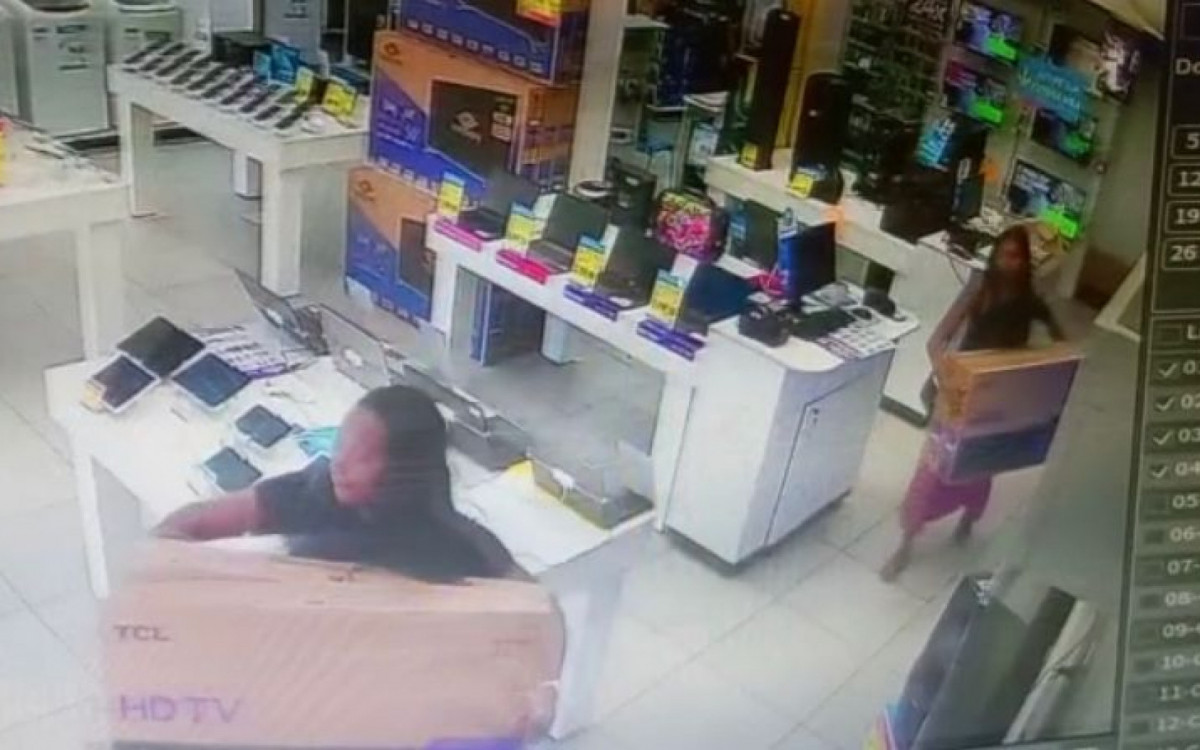 Ana Carolina e Rosimeire sa&iacute;ram da loja com as televis&otilde;es