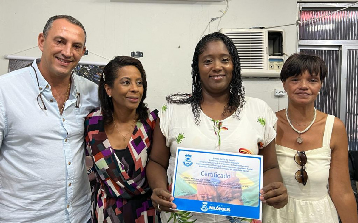 Rachel dos Santos se emocionou ao receber o certificado de Conselheiro Municipal