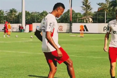 Bruno Henrique recebe alta médica e treina com o grupo do Flamengo