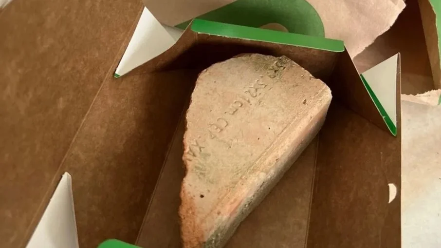 Mulher recebe tijolo ao invés de lanche ao pedir por aplicativo