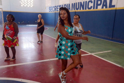 Aulas gratuitas de dança de salão reúnem mais de 300 alunos em Magé