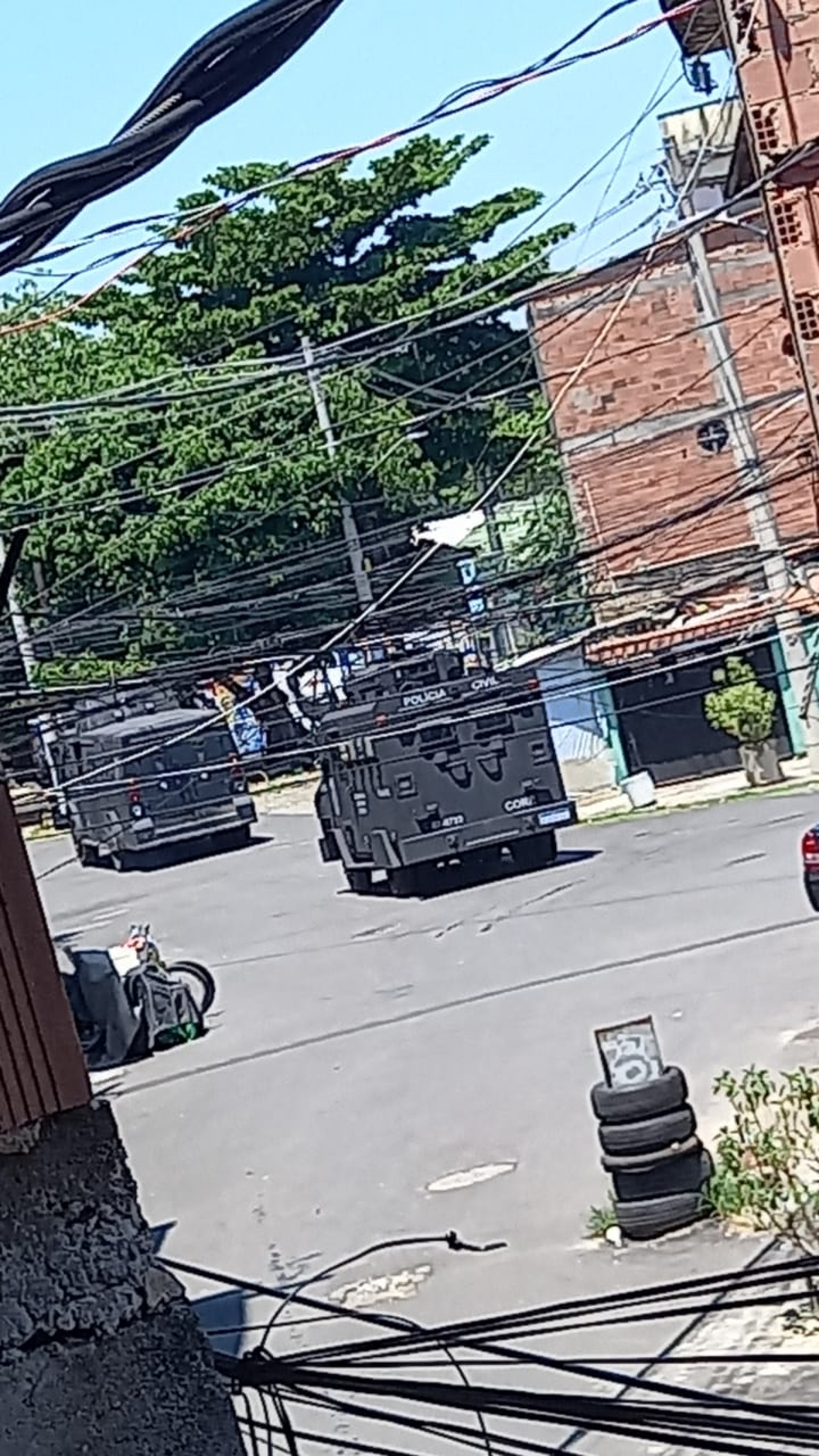 Veículo blindado da Polícia Civil no interior da comunidade - Reprodução