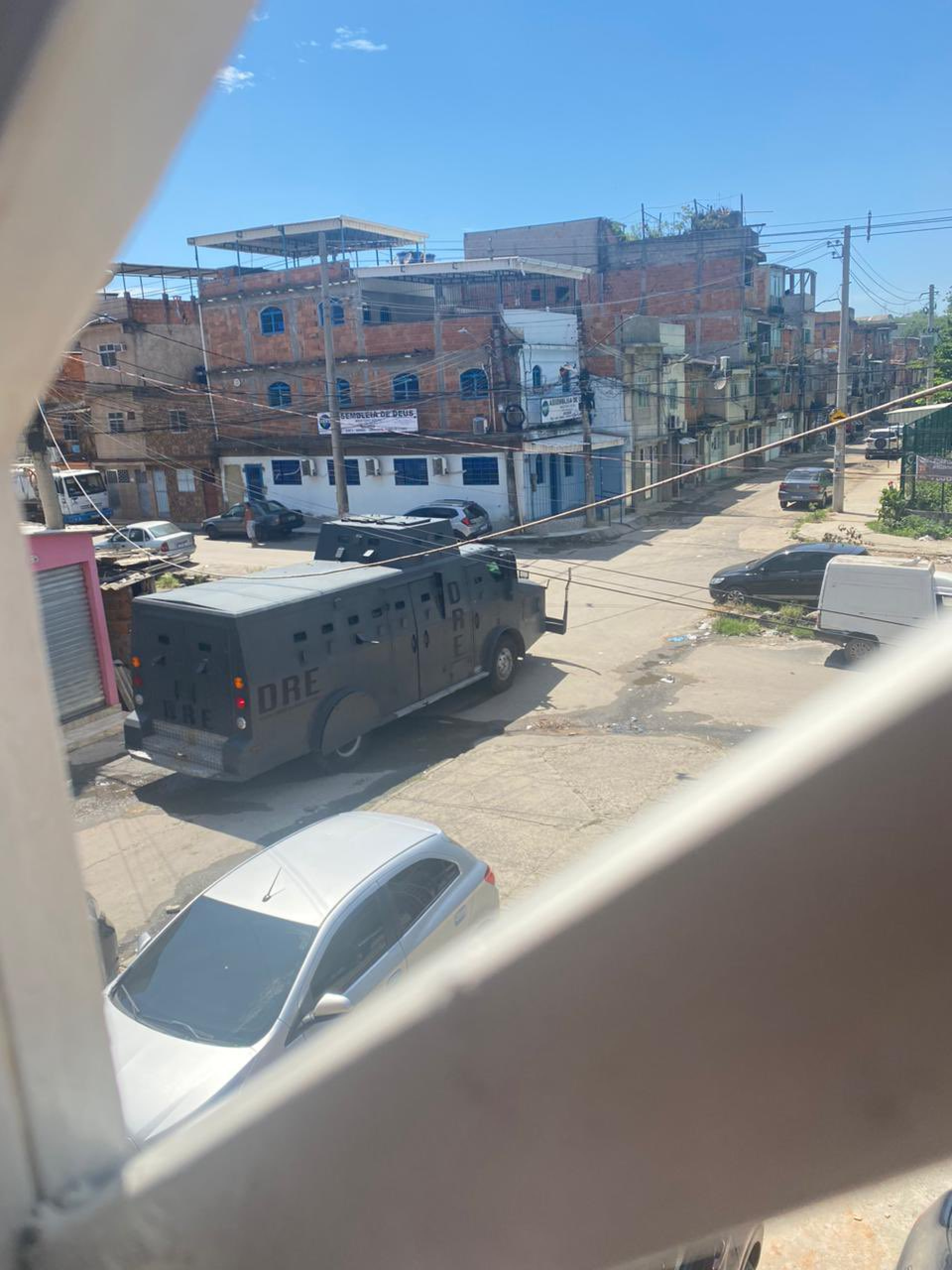 Veículo blindado da Polícia Civil no interior da comunidade - Reprodução