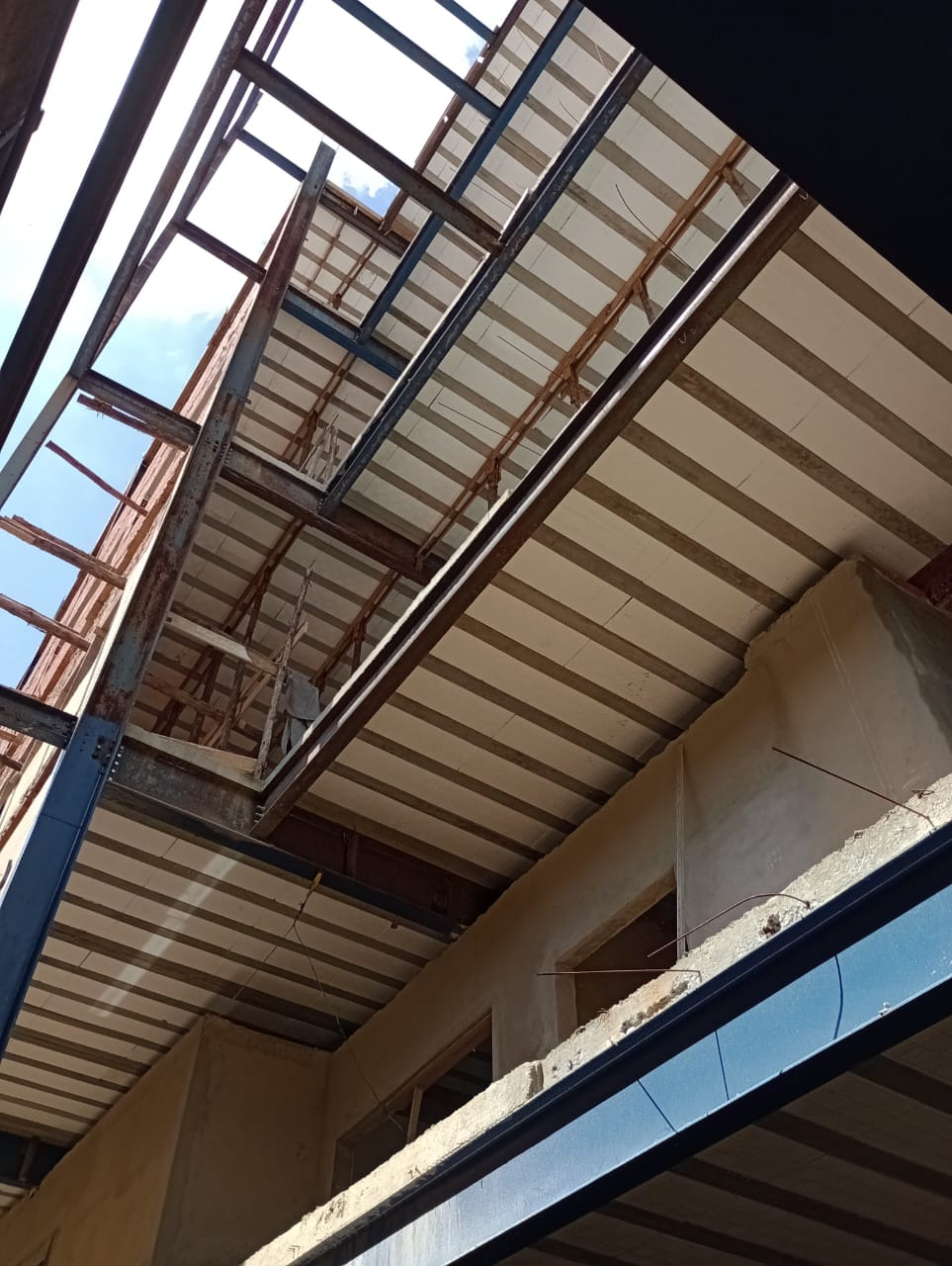 Fachada e os muros laterais da nova unidade tamb&eacute;m come&ccedil;am a ser erguidos esta semana