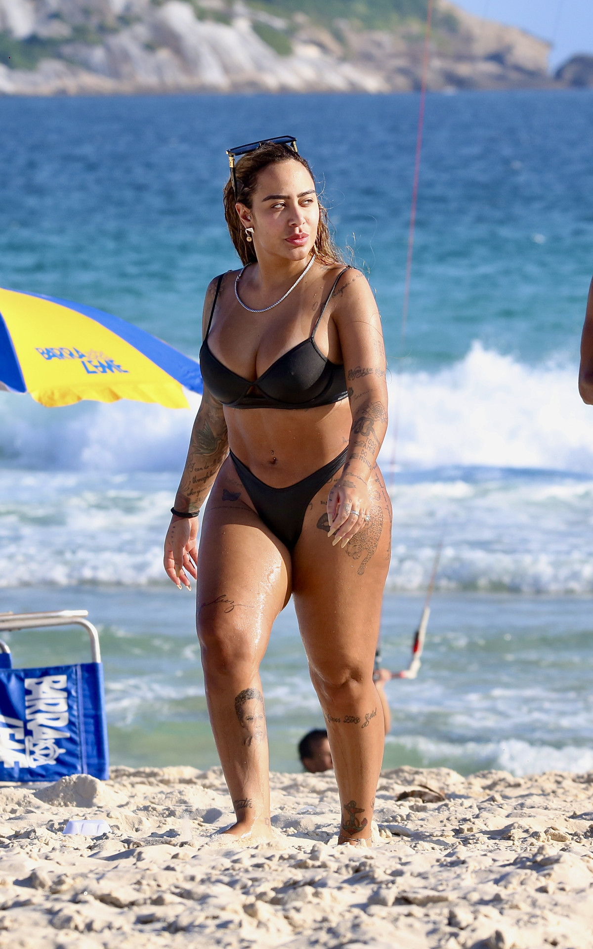 Rafaella Santos curte dia de sol em praia do Rio