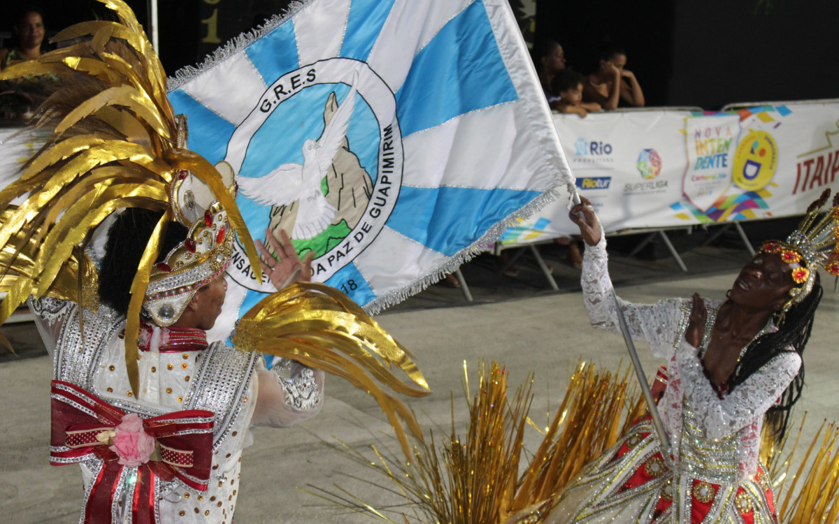 Segundo casal de mestre-sala de porta-bandeira: Jo&atilde;o Pedro e Nana